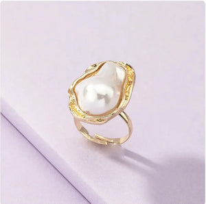 Unique Contour Pearl Ring Rberyl