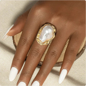 Unique Contour Pearl Ring Rberyl